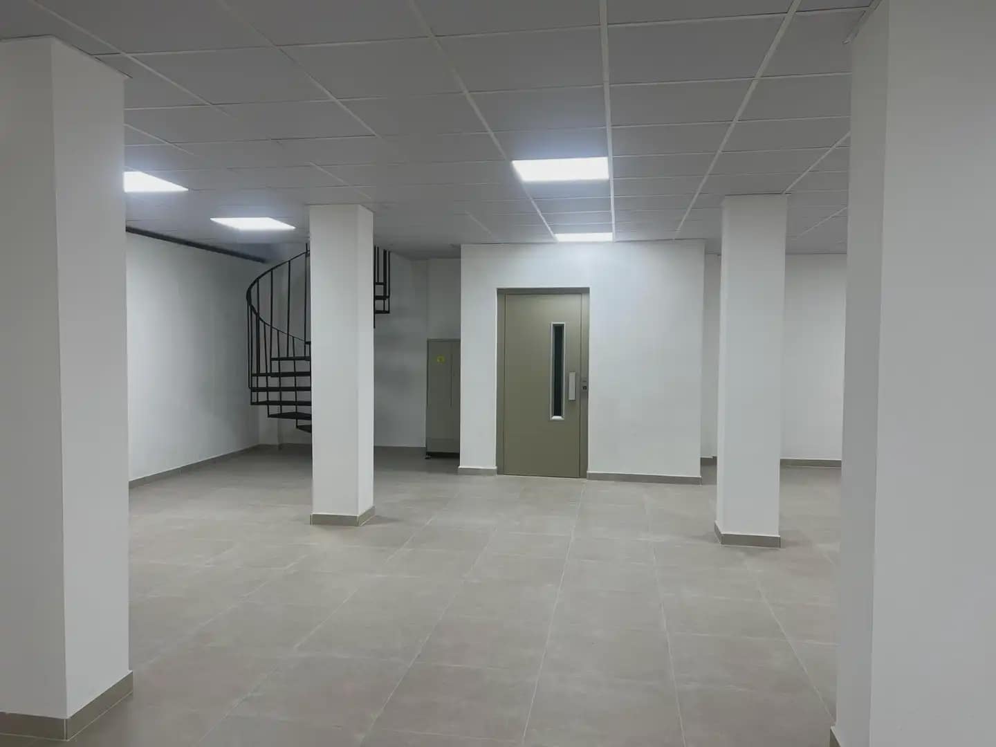 Kommersiell til leie i Granada by - € 2 200 (Ref: 9837374)