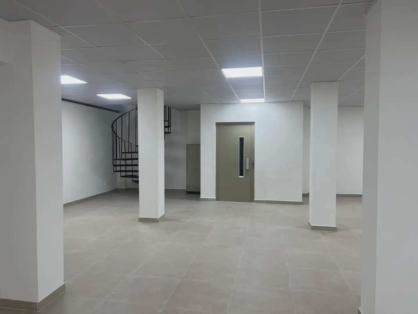 Kommersiell til leie i Granada by - € 2 200 (Ref: 9837374)