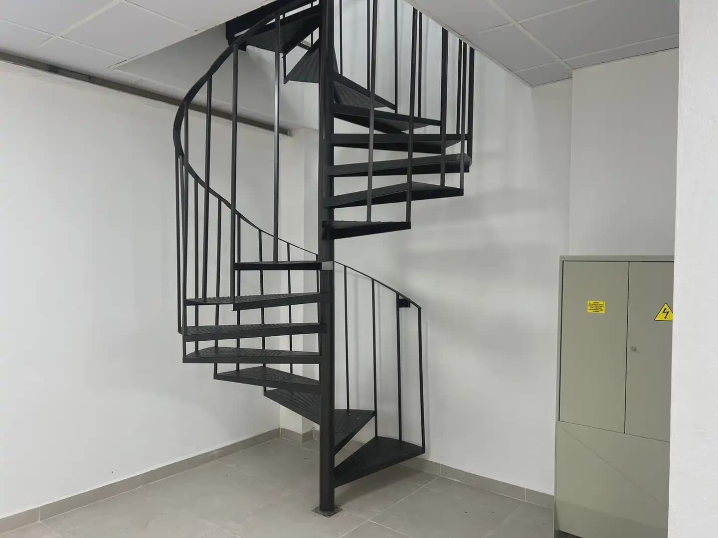 Kommersiell til leie i Granada by - € 2 200 (Ref: 9837374)