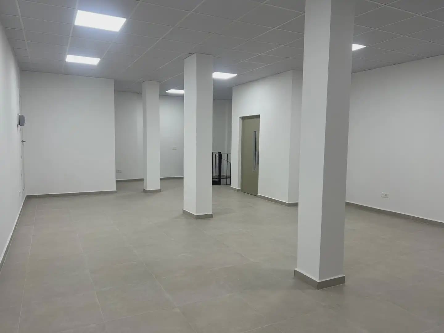 Kommersiell til leie i Granada by - € 2 200 (Ref: 9837374)