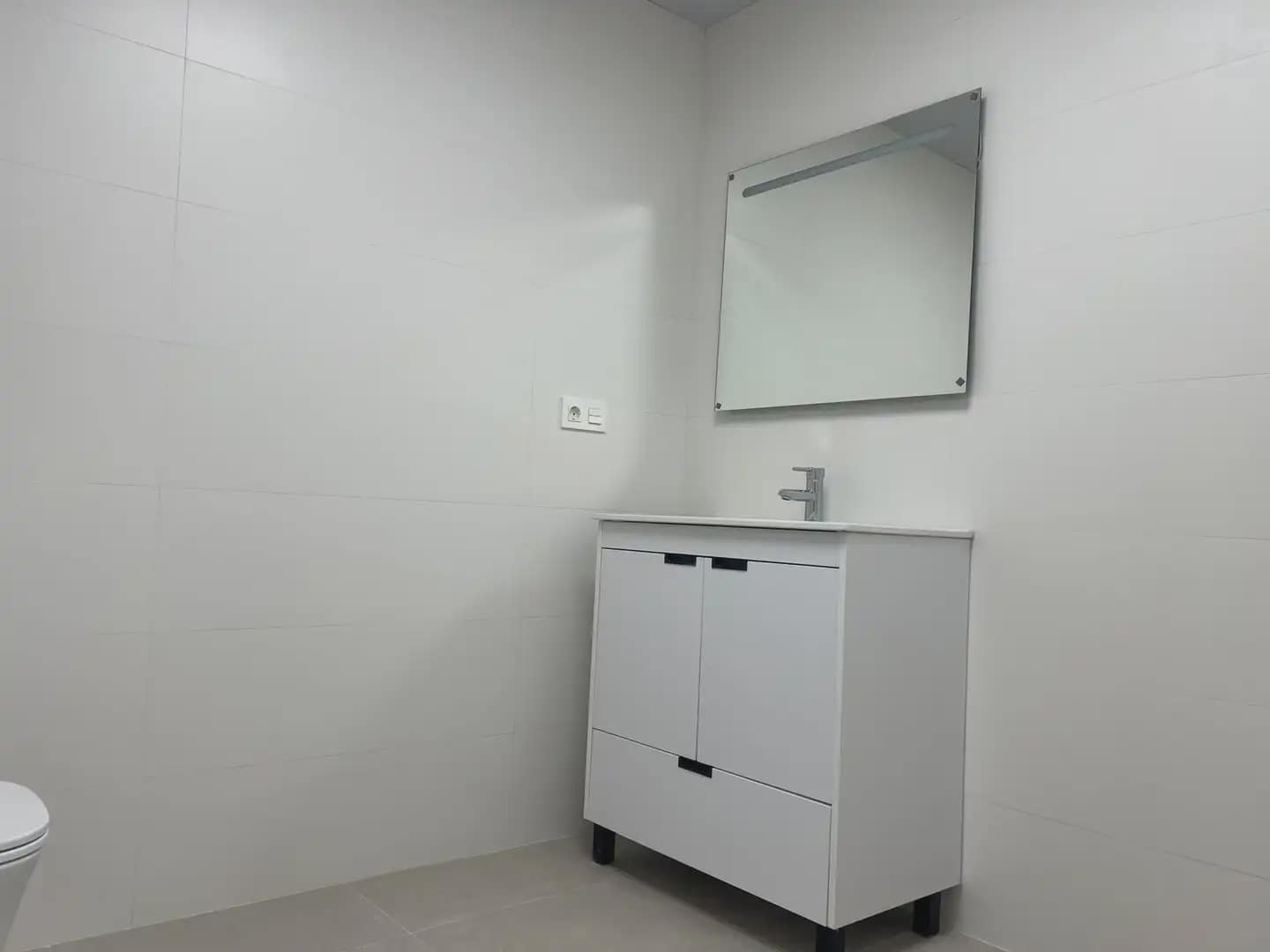 Kommersiell til leie i Granada by - € 2 200 (Ref: 9837374)