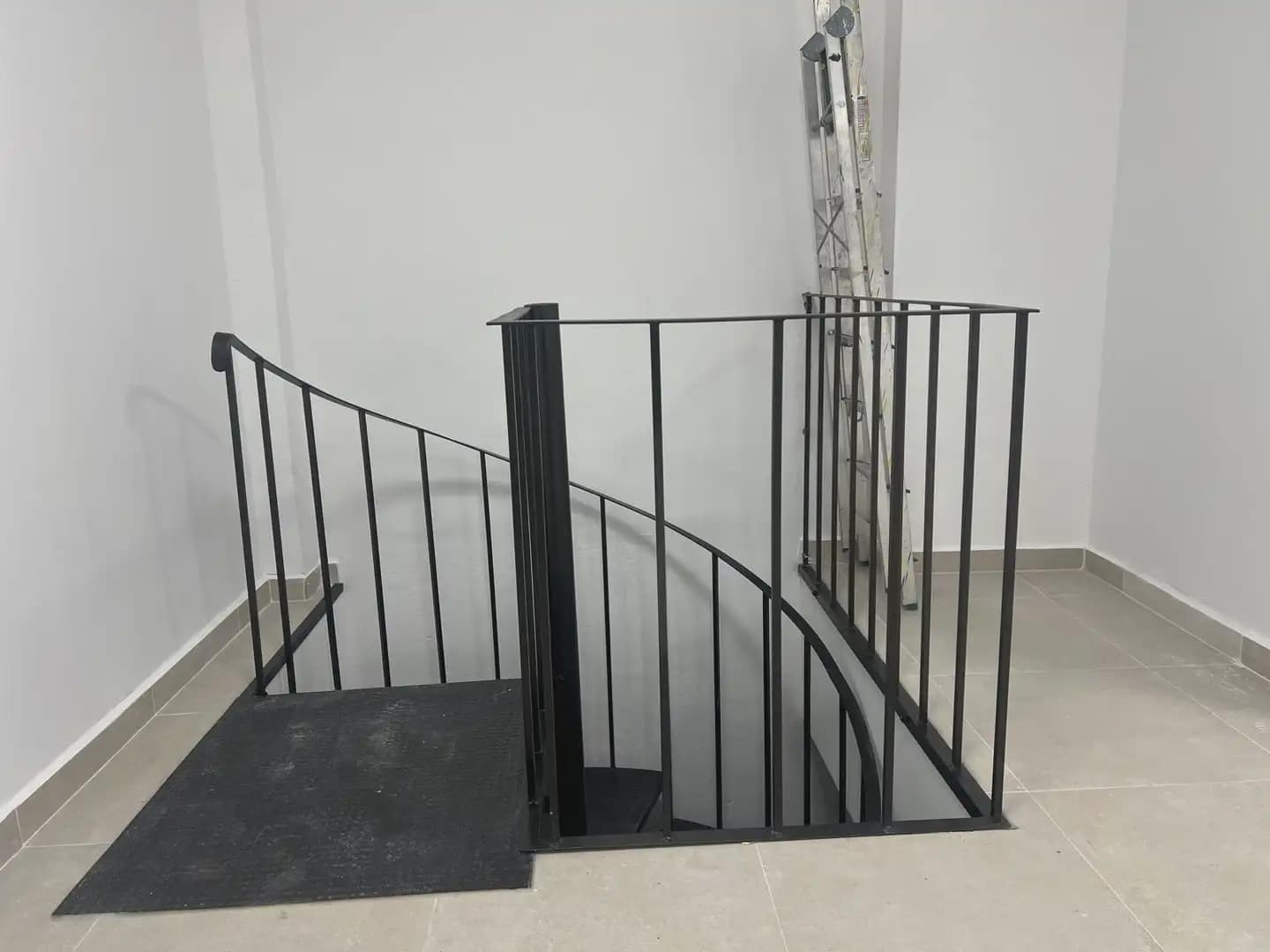 Kommersiell til leie i Granada by - € 2 200 (Ref: 9837374)