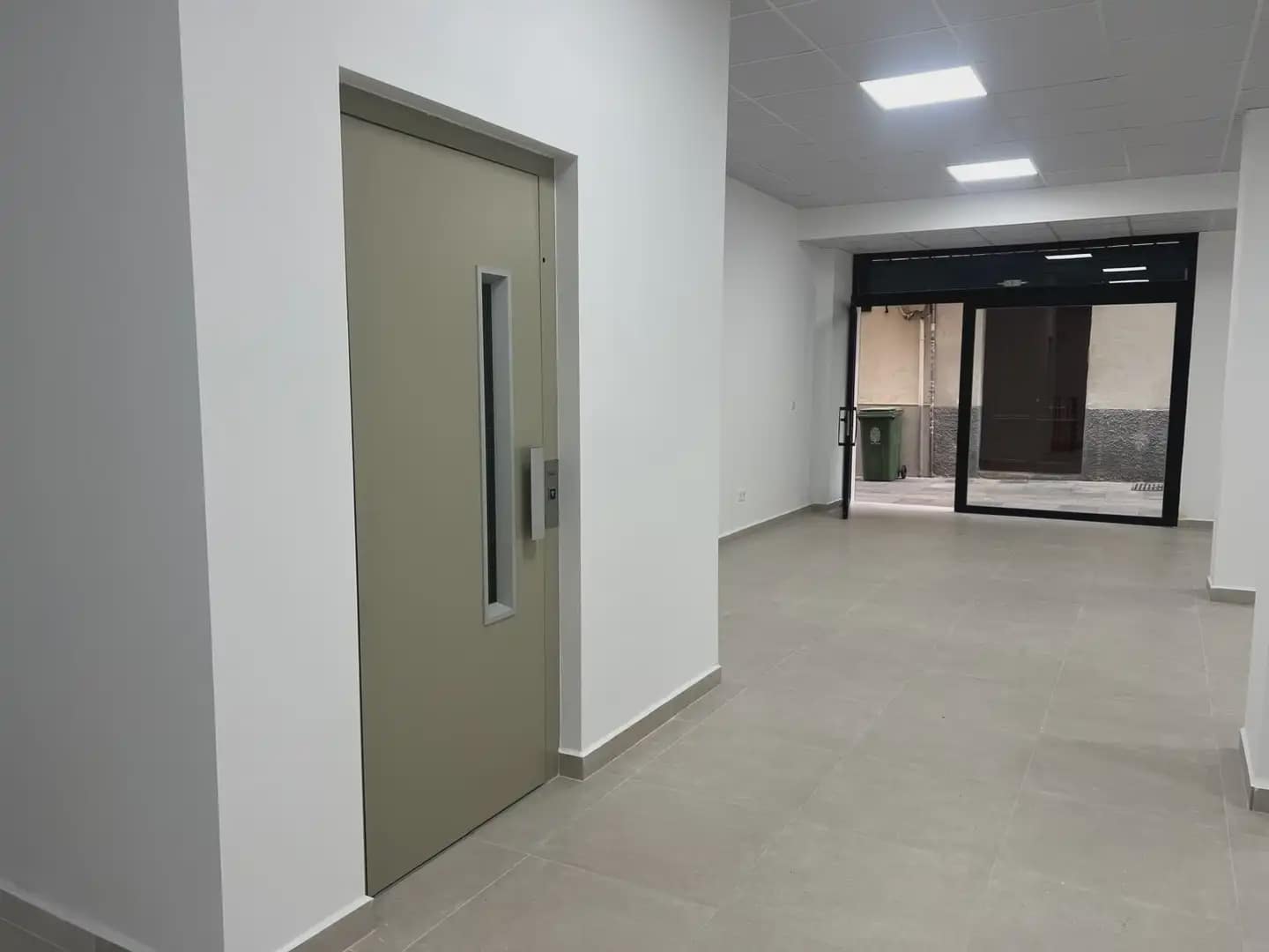 Kommersiell til leie i Granada by - € 2 200 (Ref: 9837374)