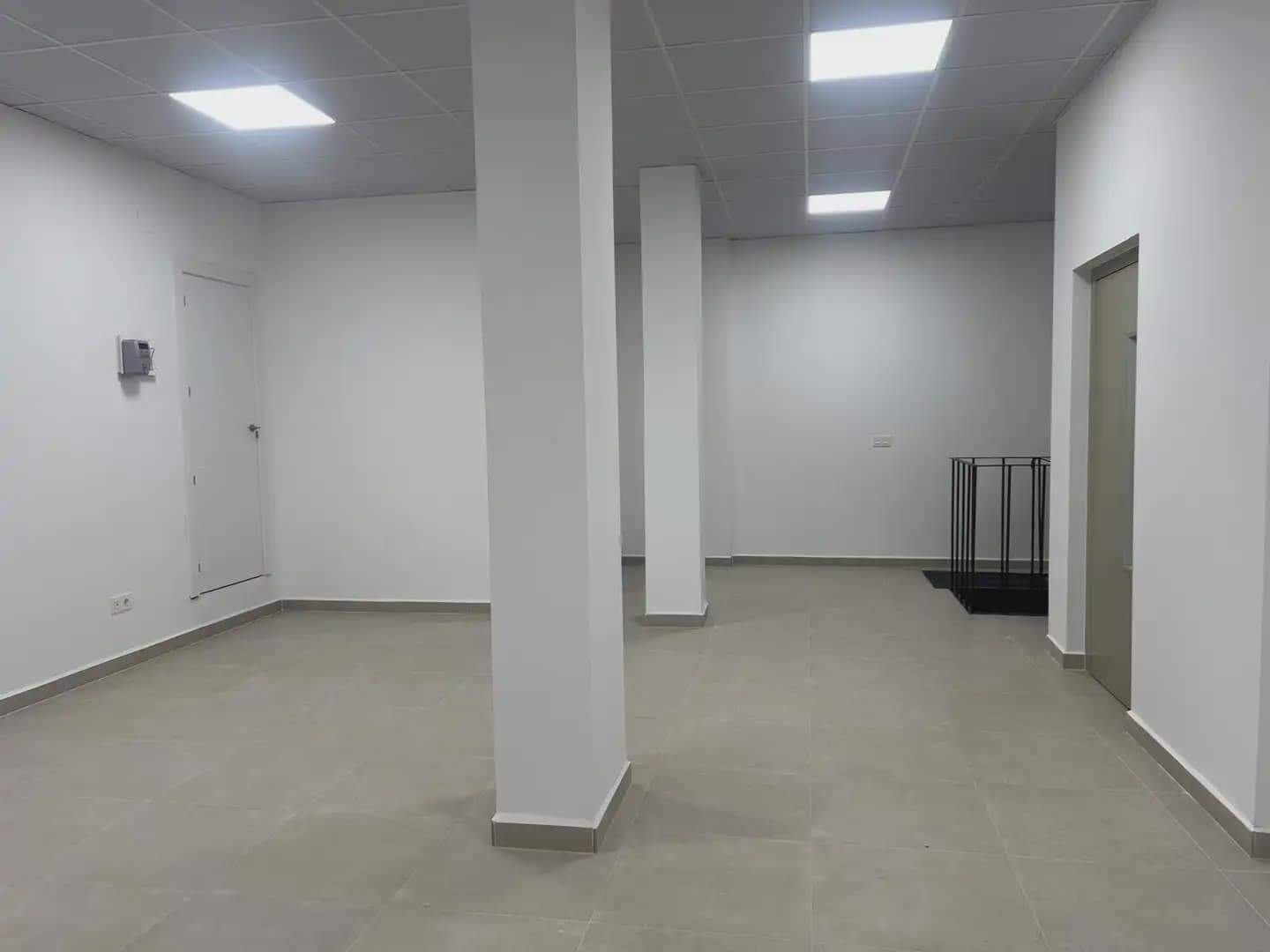 Kommersiell til leie i Granada by - € 2 200 (Ref: 9837374)