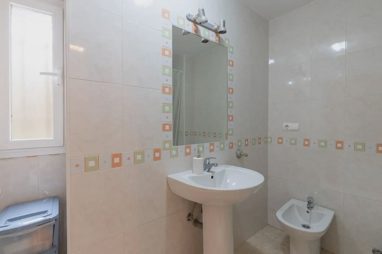 Wohnung zu verkaufen in Granada Stadt - 270.000 € (Ref: 9837381)