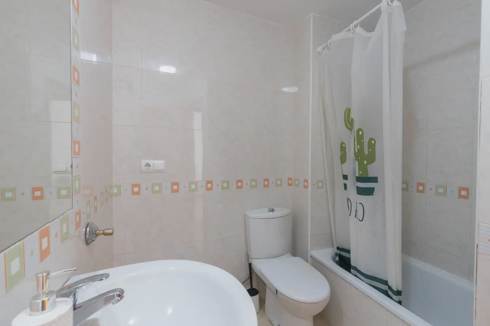 Wohnung zu verkaufen in Granada Stadt - 270.000 € (Ref: 9837381)