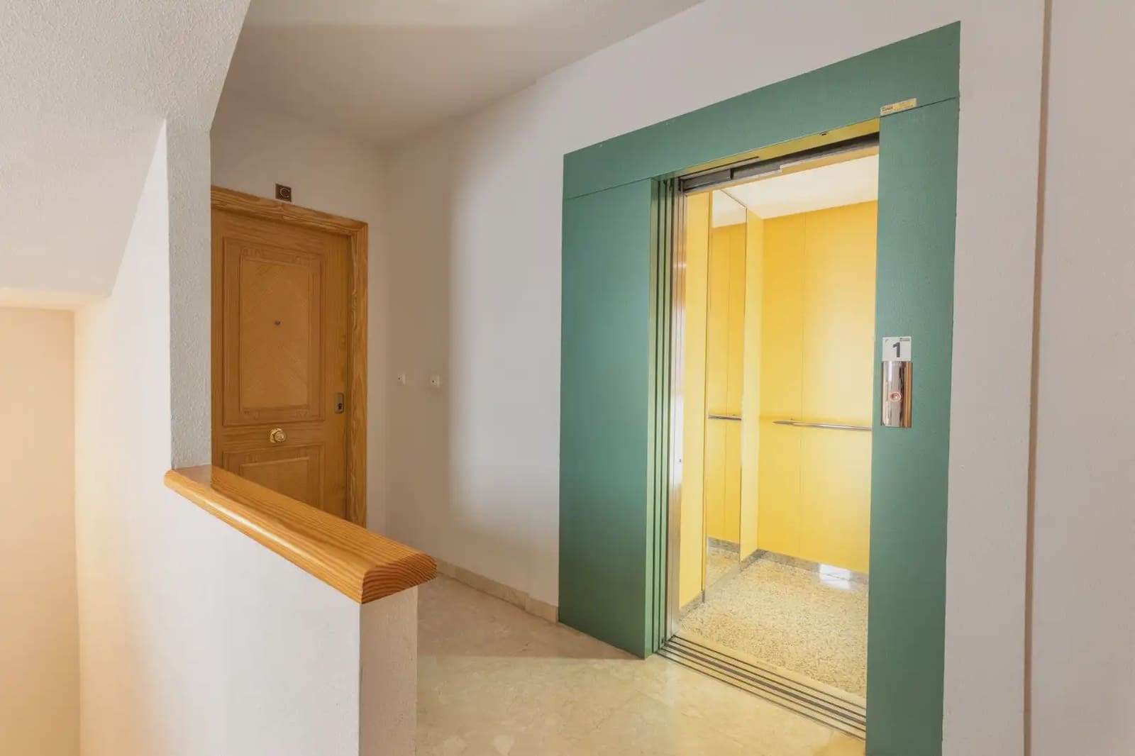 Wohnung zu verkaufen in Granada Stadt - 270.000 € (Ref: 9837381)