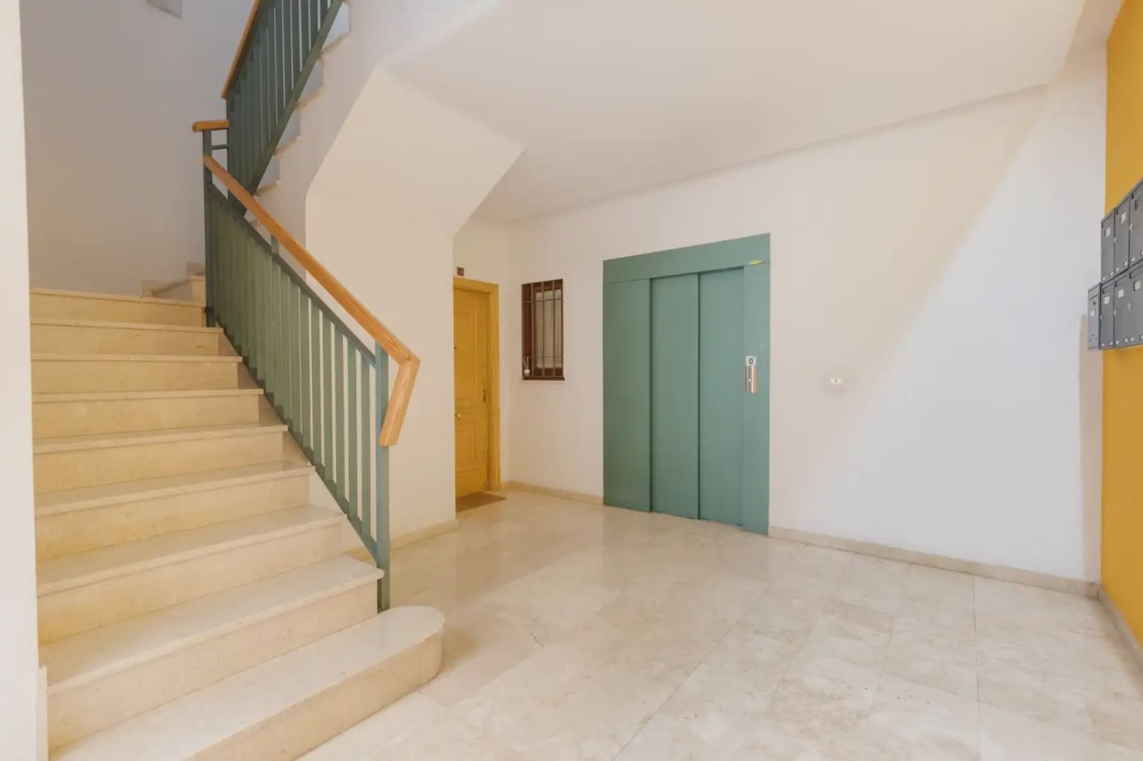 Wohnung zu verkaufen in Granada Stadt - 270.000 € (Ref: 9837381)