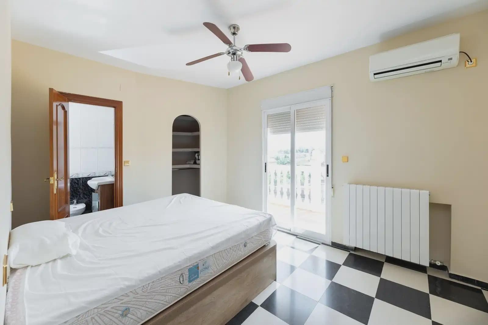 Villa for sale in Ogijares with pool garage - € 365,000 (Ref: 9837382)