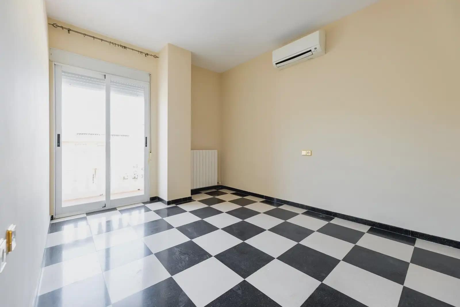 Villa for sale in Ogijares with pool garage - € 365,000 (Ref: 9837382)