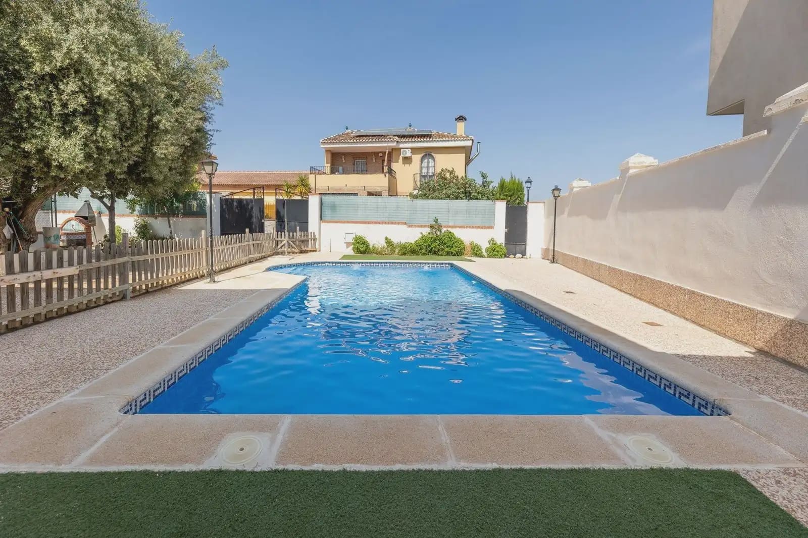 Villa for sale in Ogijares with pool garage - € 365,000 (Ref: 9837382)