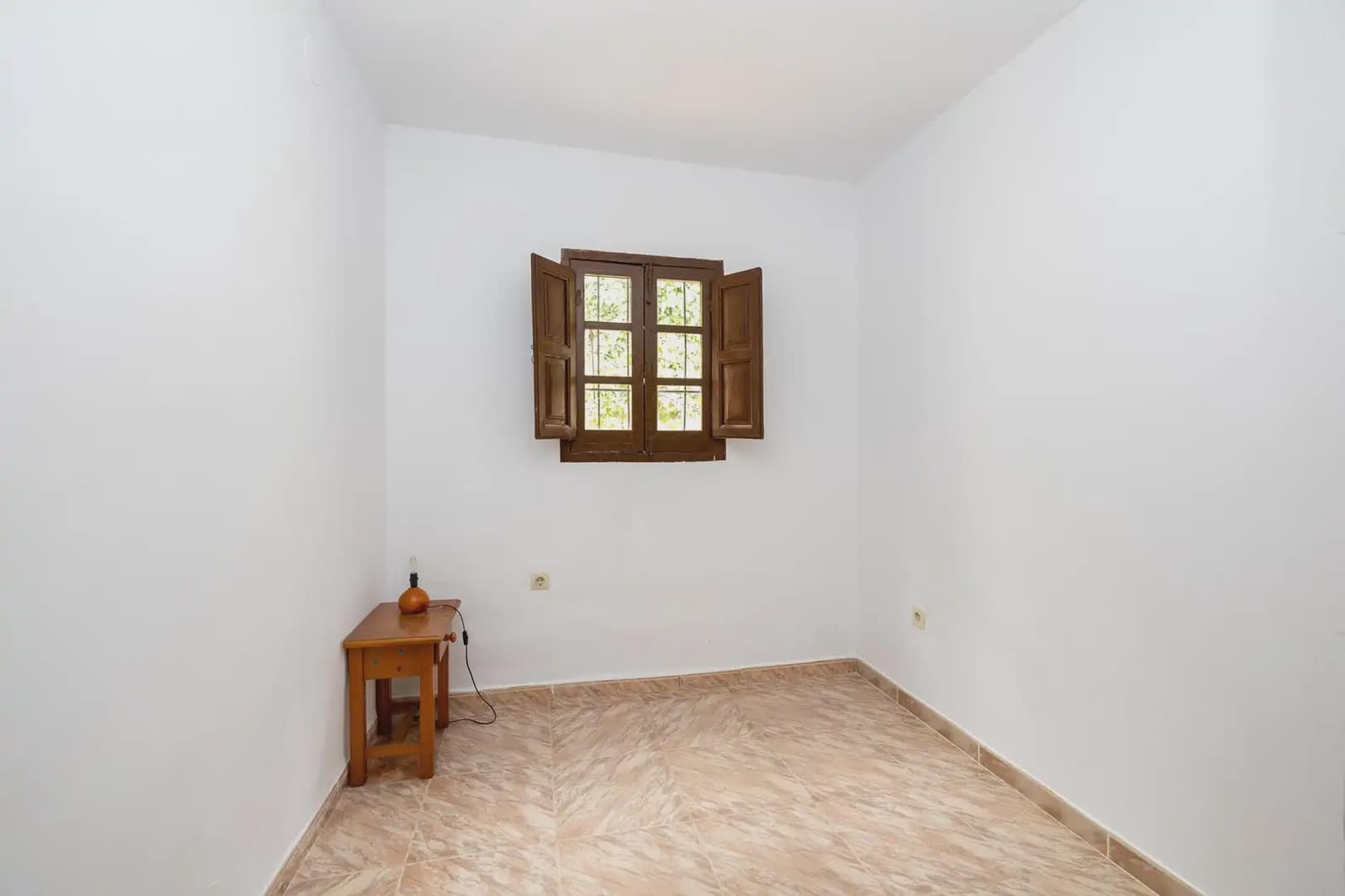 Finca/Herregård til salgs i Dilar med garasje - € 199 950 (Ref: 9837386)