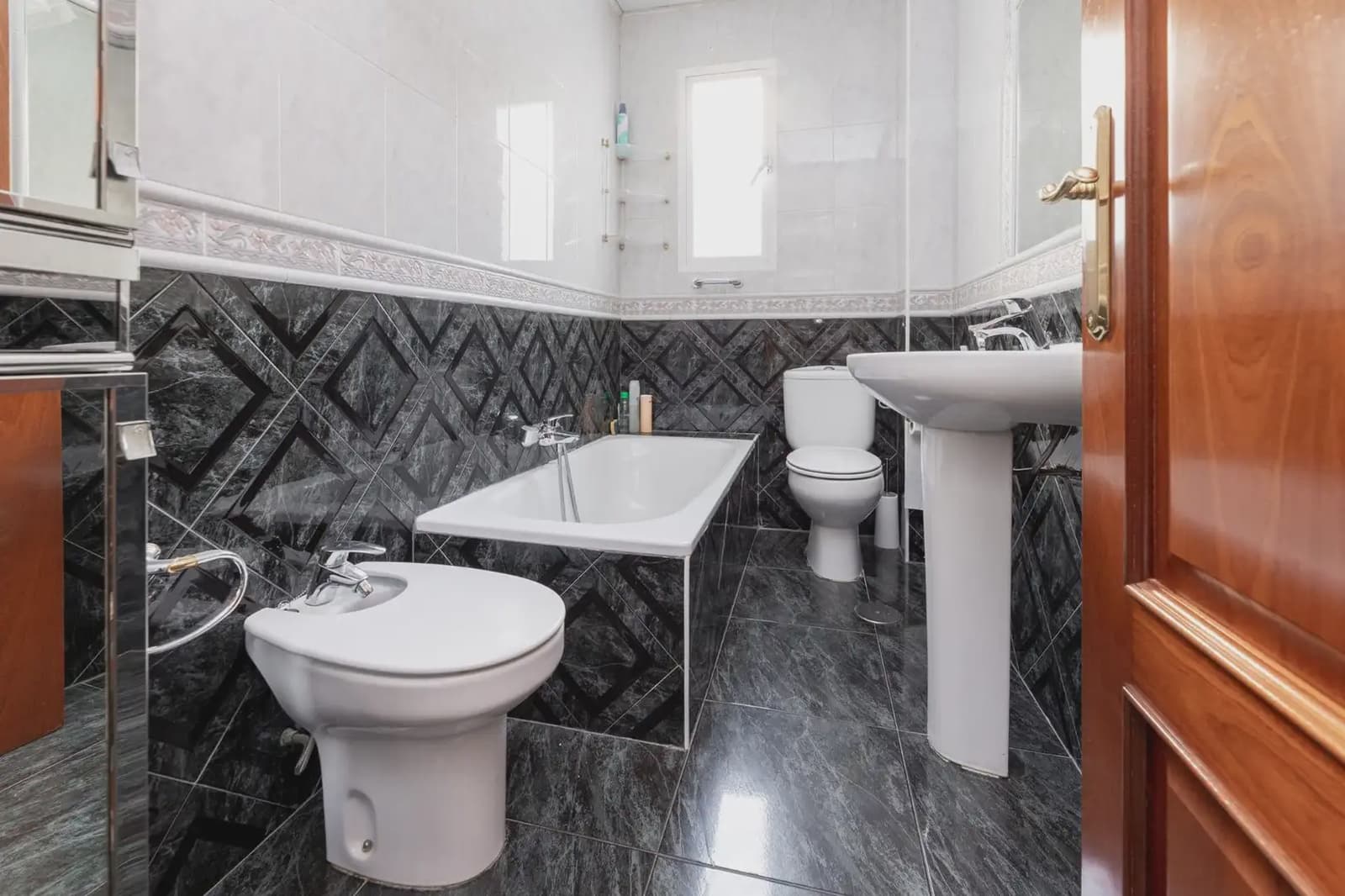 Wohnung zu verkaufen in Granada Stadt - 250.000 € (Ref: 9837387)