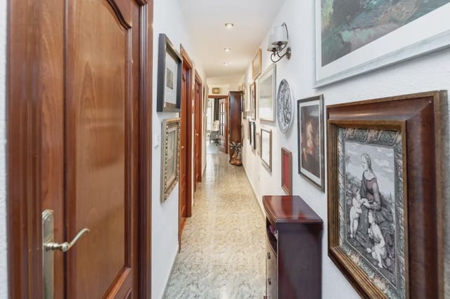 Leilighet til salgs i Centro - Sagrario, Granada by - € 250 000 (Ref: 9837387)