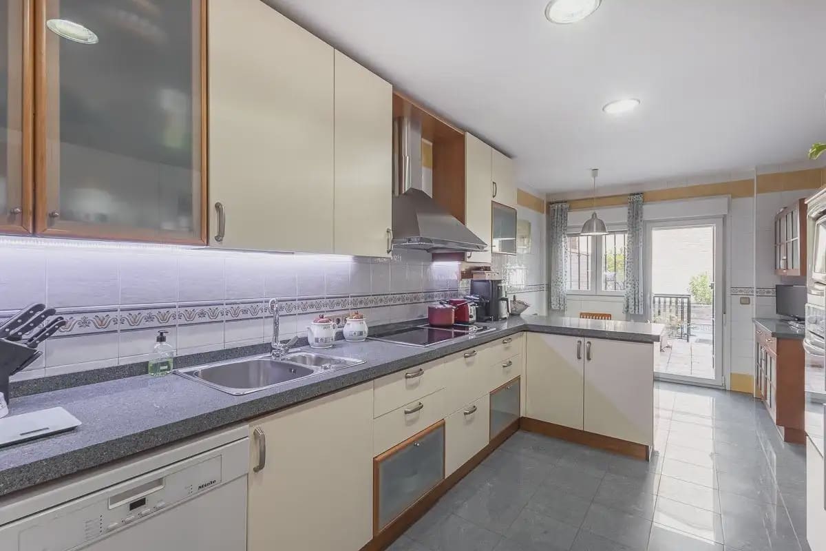 Semi-detached Villa for sale in Granada city with pool garage - € 945,000 (Ref: 9837393)