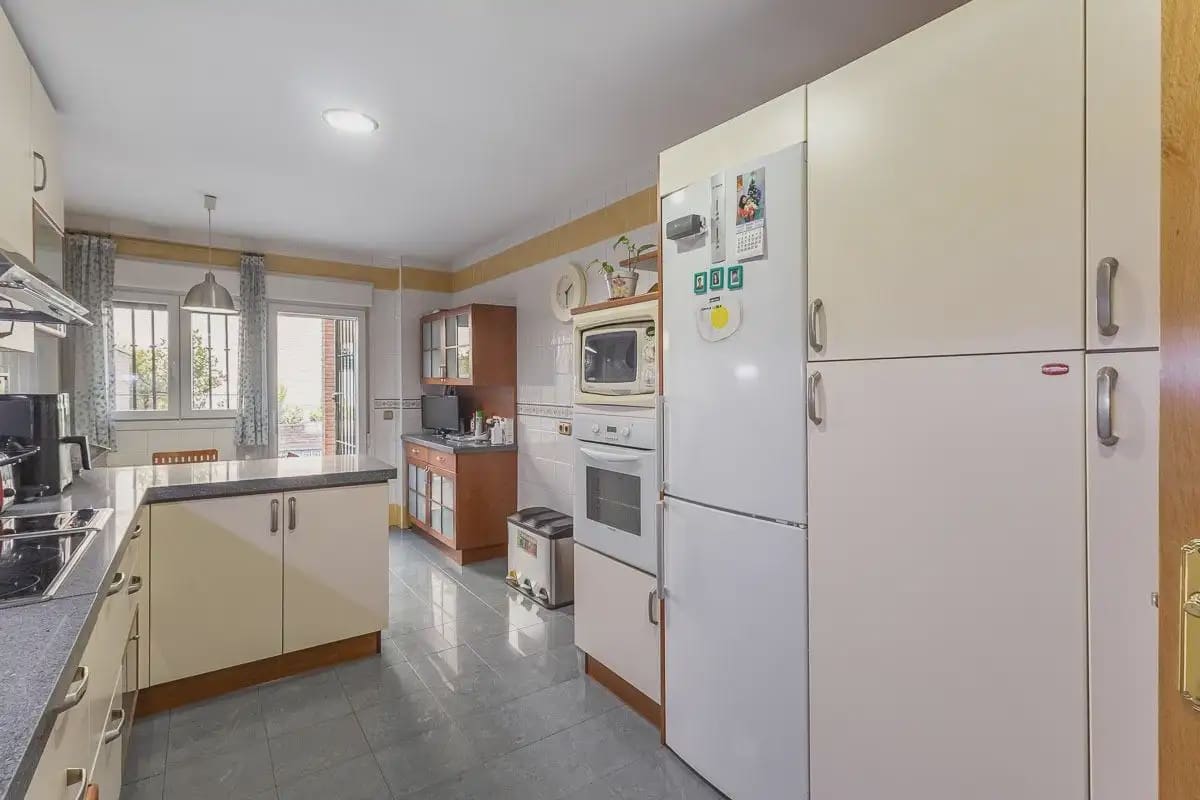 Semi-detached Villa for sale in Granada city with pool garage - € 945,000 (Ref: 9837393)