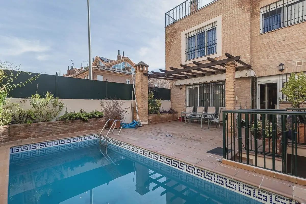 Semi-detached Villa for sale in Granada city with pool garage - € 945,000 (Ref: 9837393)