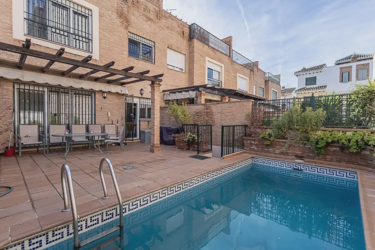 Semi-detached Villa for sale in Granada city with pool garage - € 945,000 (Ref: 9837393)
