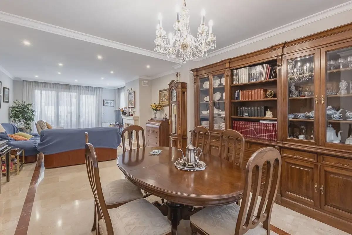 Semi-detached Villa for sale in Granada city with pool garage - € 945,000 (Ref: 9837393)