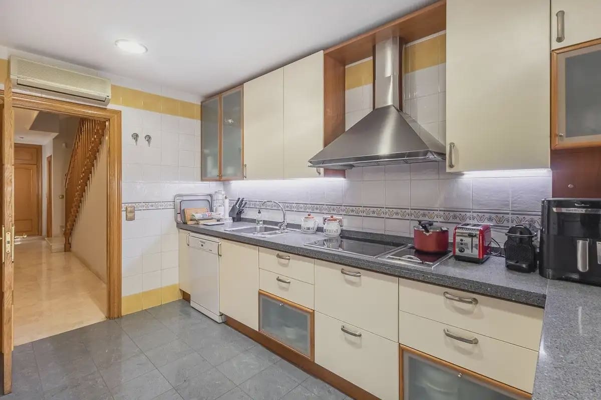 Semi-detached Villa for sale in Granada city with pool garage - € 945,000 (Ref: 9837393)