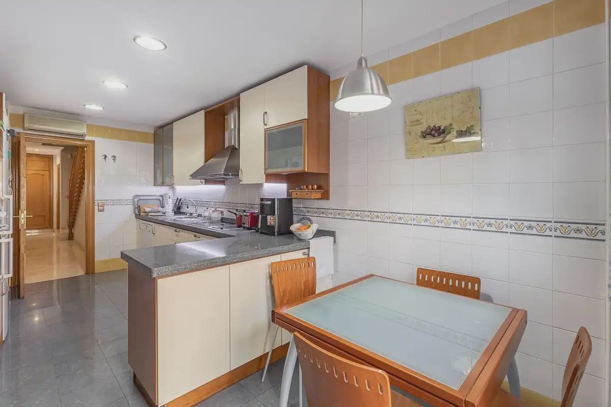 Semi-detached Villa for sale in Granada city with pool garage - € 945,000 (Ref: 9837393)