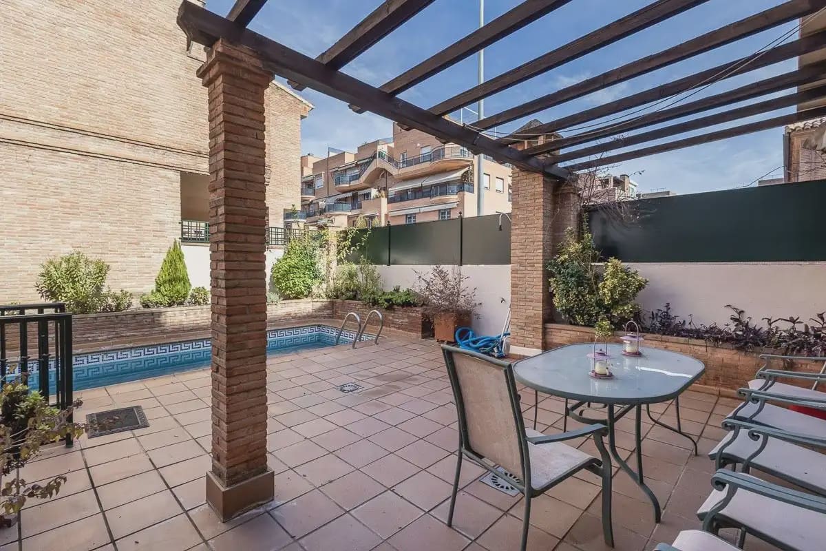 Semi-detached Villa for sale in Granada city with pool garage - € 945,000 (Ref: 9837393)