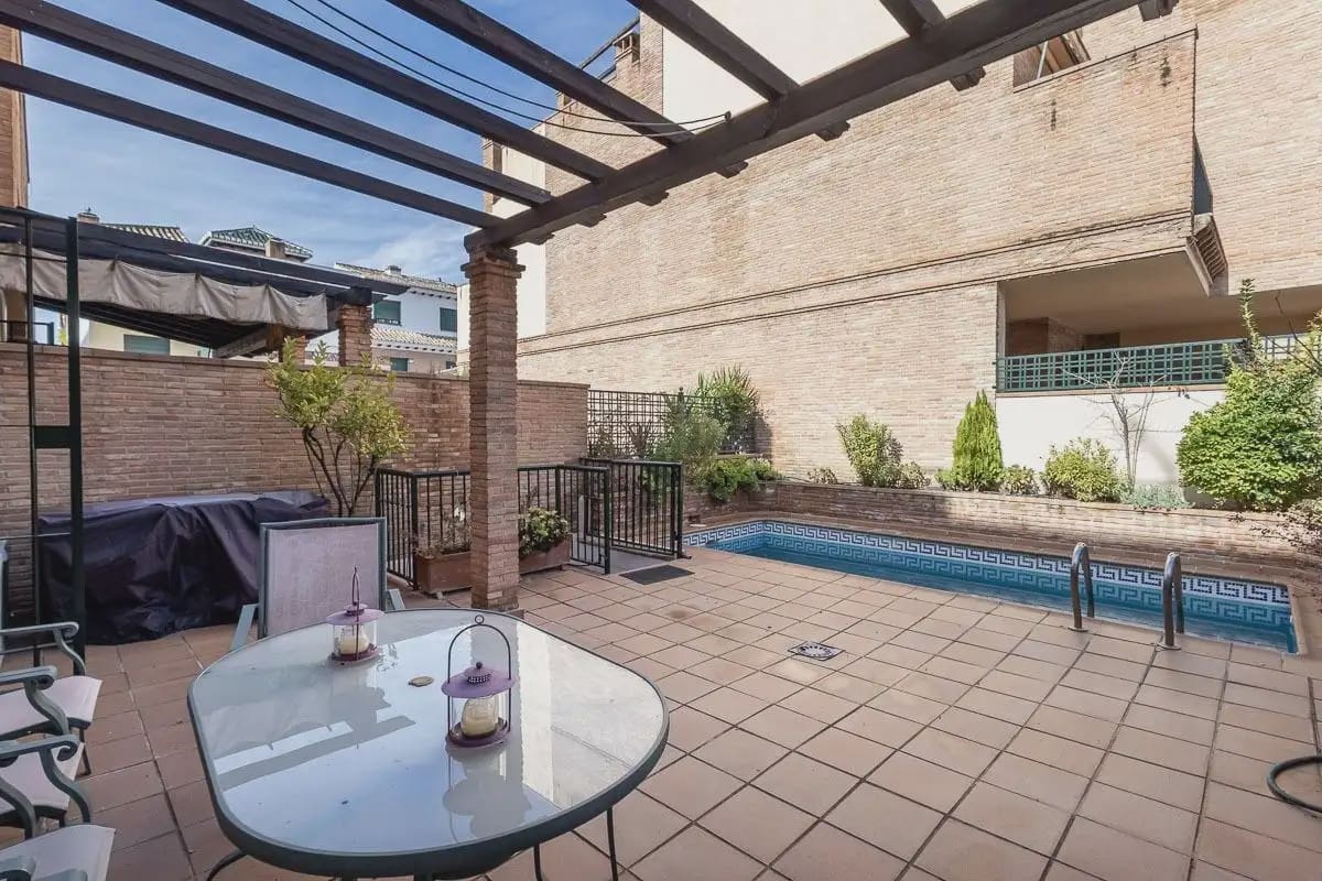 Semi-detached Villa for sale in Granada city with pool garage - € 945,000 (Ref: 9837393)