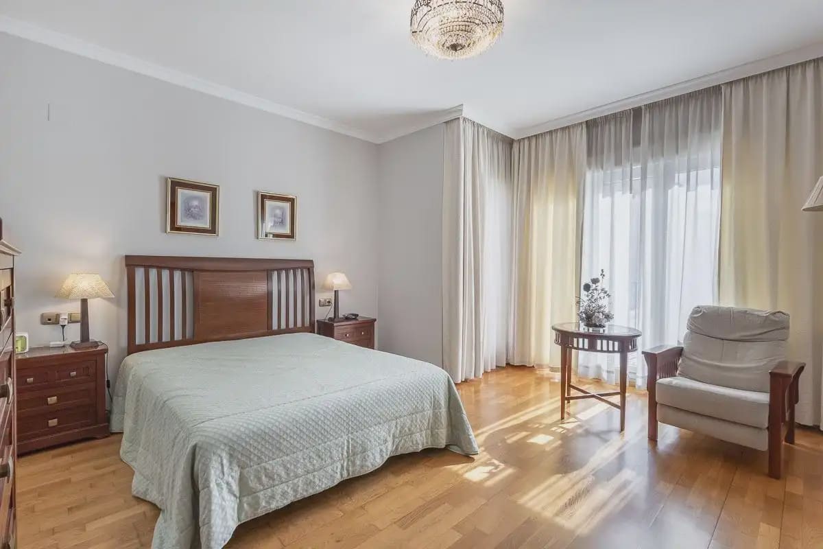 Semi-detached Villa for sale in Granada city with pool garage - € 945,000 (Ref: 9837393)