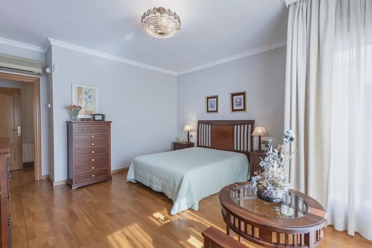 Semi-detached Villa for sale in Granada city with pool garage - € 945,000 (Ref: 9837393)