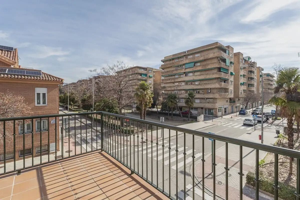 Semi-detached Villa for sale in Granada city with pool garage - € 945,000 (Ref: 9837393)