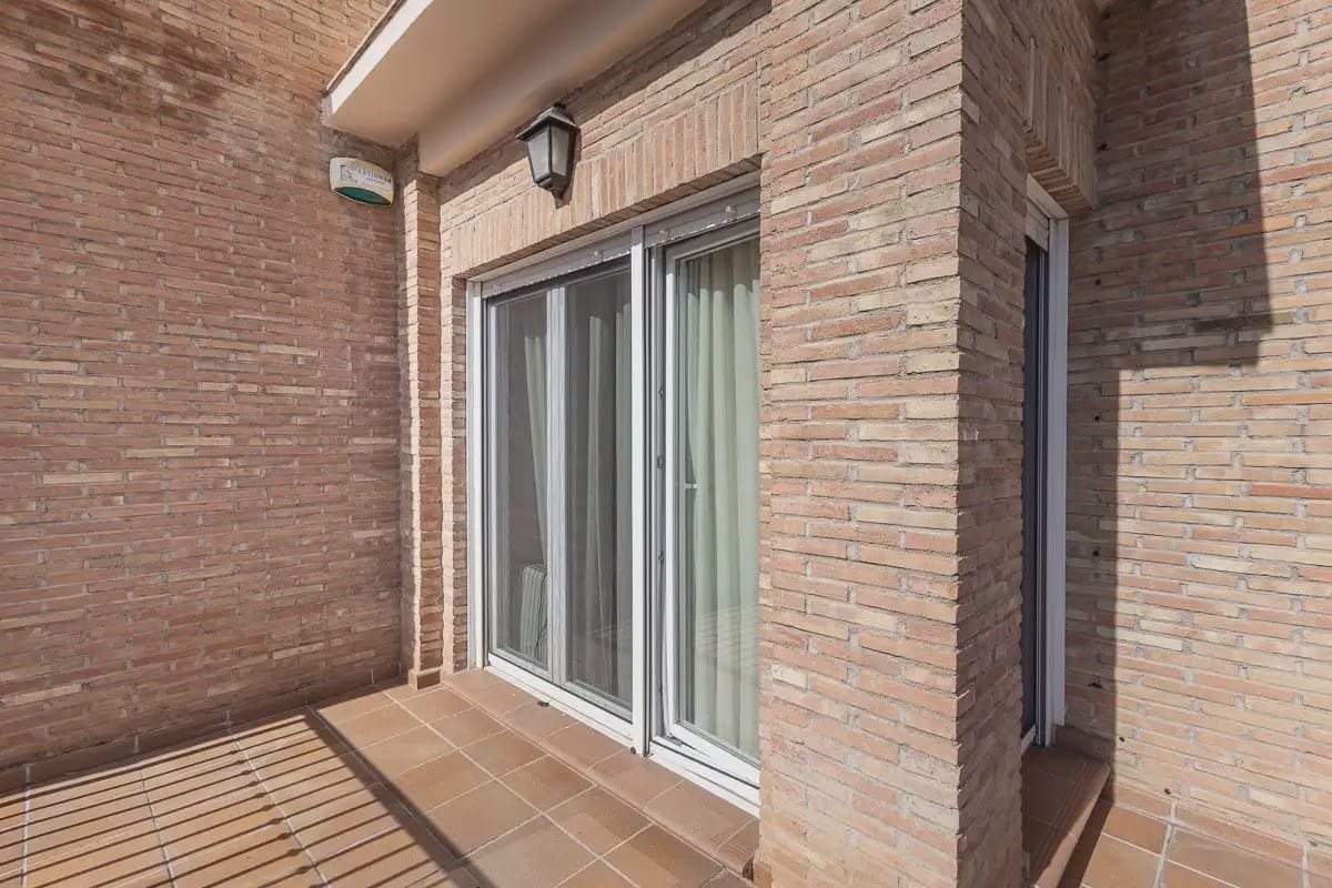 Semi-detached Villa for sale in Granada city with pool garage - € 945,000 (Ref: 9837393)