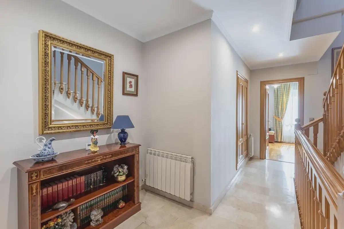 Semi-detached Villa for sale in Granada city with pool garage - € 945,000 (Ref: 9837393)