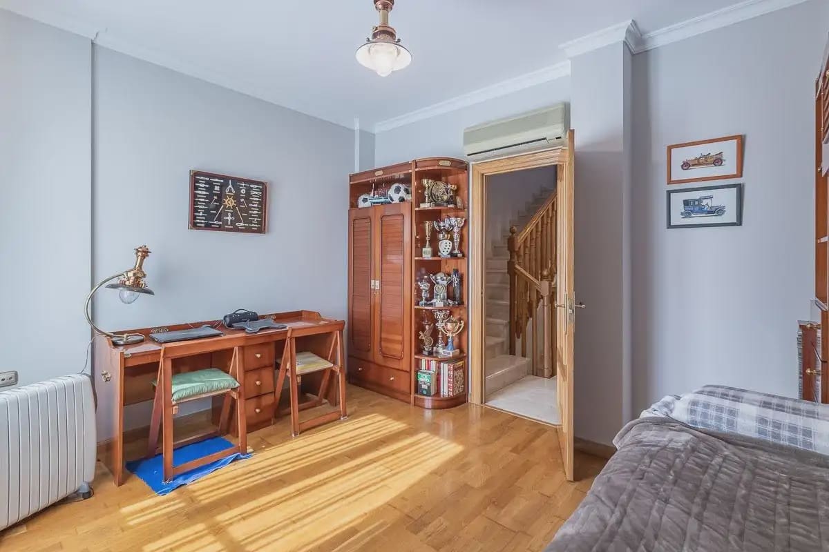 Semi-detached Villa for sale in Granada city with pool garage - € 945,000 (Ref: 9837393)