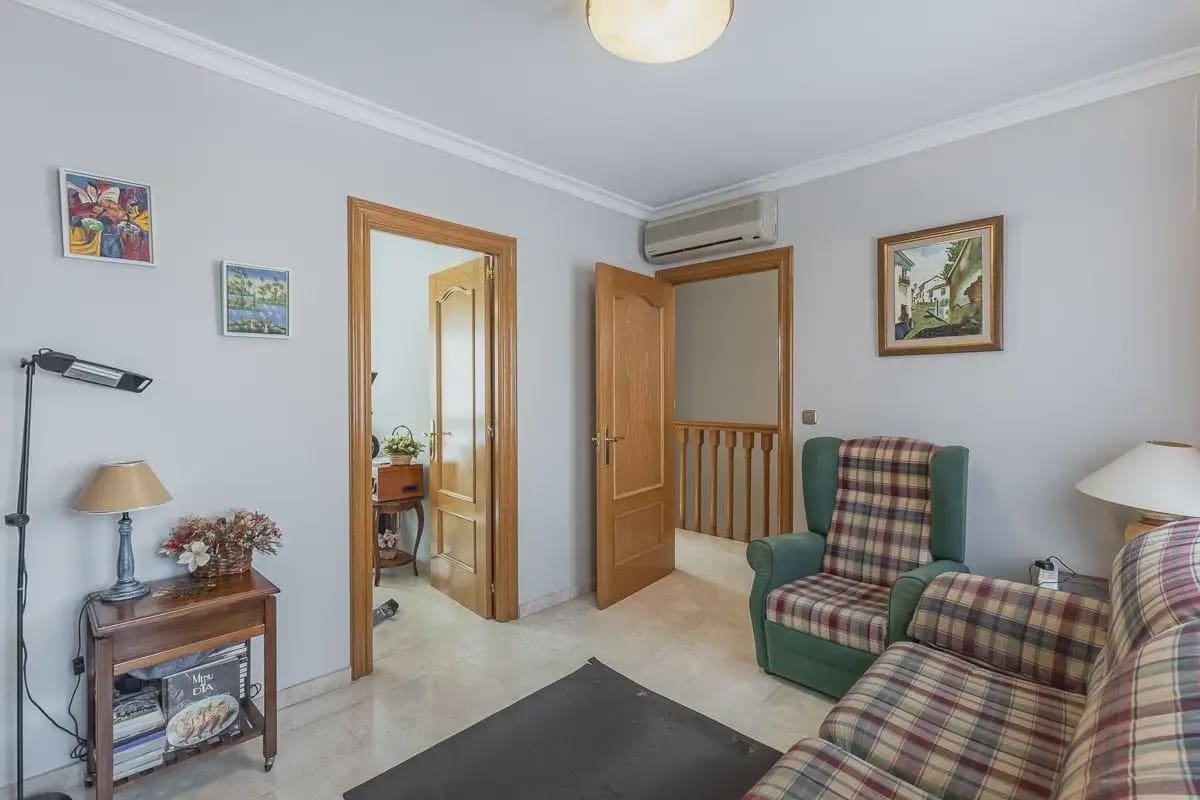 Semi-detached Villa for sale in Granada city with pool garage - € 945,000 (Ref: 9837393)