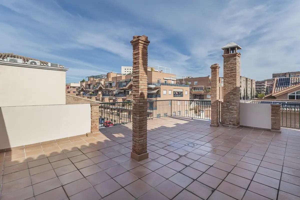 Semi-detached Villa for sale in Granada city with pool garage - € 945,000 (Ref: 9837393)