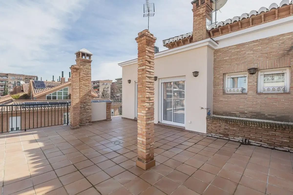 Semi-detached Villa for sale in Granada city with pool garage - € 945,000 (Ref: 9837393)