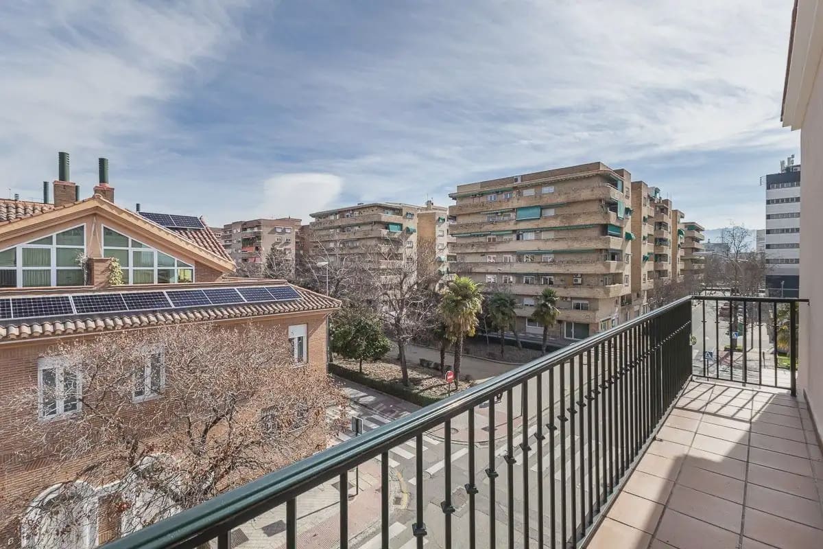Semi-detached Villa for sale in Granada city with pool garage - € 945,000 (Ref: 9837393)