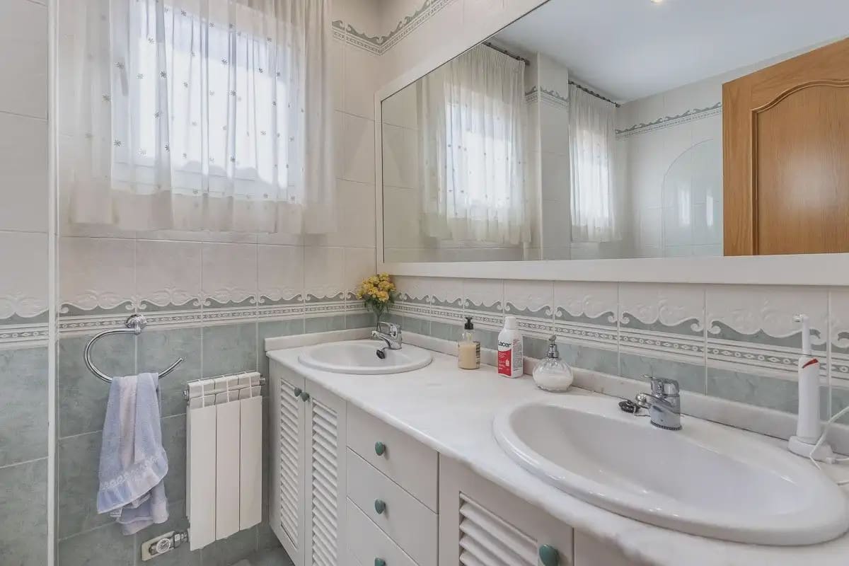 Semi-detached Villa for sale in Granada city with pool garage - € 945,000 (Ref: 9837393)