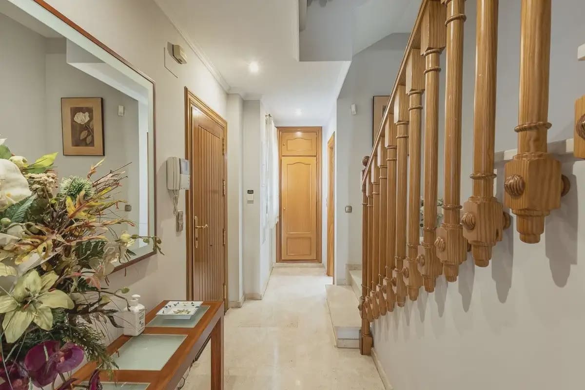 Semi-detached Villa for sale in Granada city with pool garage - € 945,000 (Ref: 9837393)