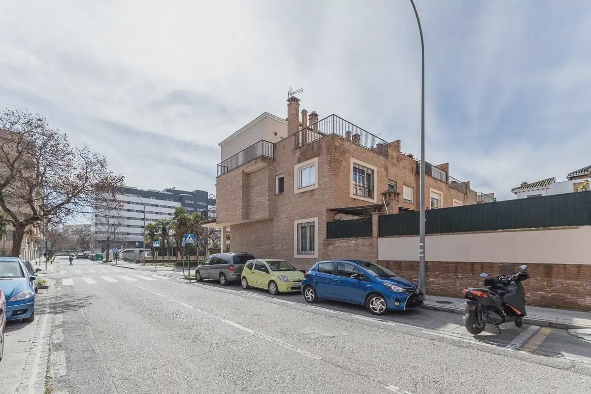 Semi-detached Villa for sale in Granada city with pool garage - € 945,000 (Ref: 9837393)