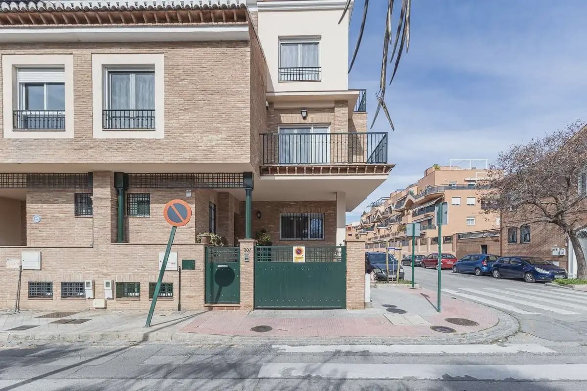 Semi-detached Villa for sale in Granada city with pool garage - € 945,000 (Ref: 9837393)