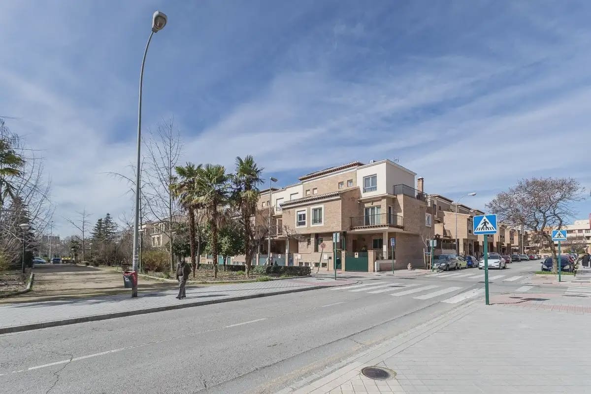 Semi-detached Villa for sale in Granada city with pool garage - € 945,000 (Ref: 9837393)