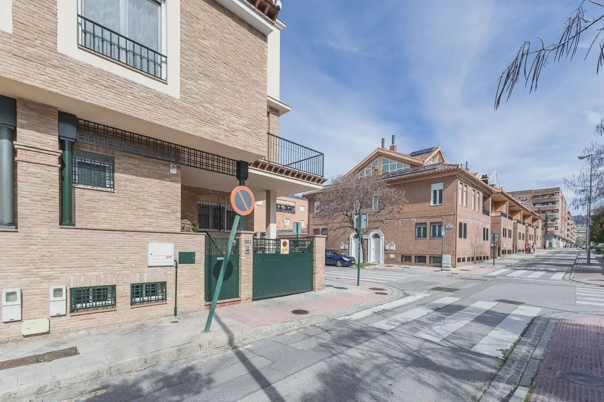 Semi-detached Villa for sale in Granada city with pool garage - € 945,000 (Ref: 9837393)