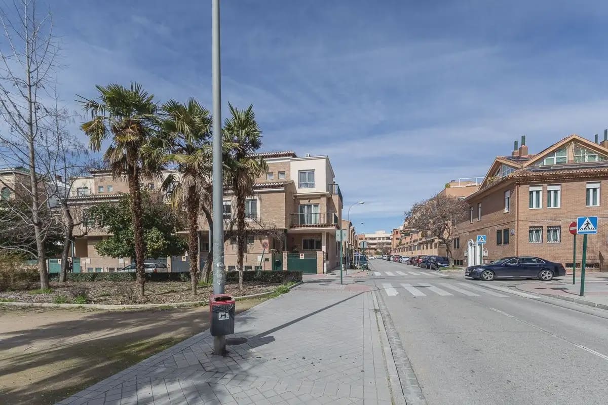 Semi-detached Villa for sale in Granada city with pool garage - € 945,000 (Ref: 9837393)