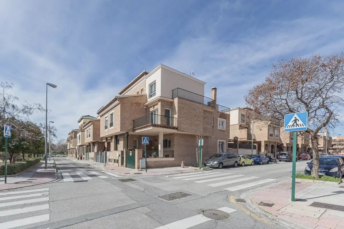 Semi-detached Villa for sale in Granada city with pool garage - € 945,000 (Ref: 9837393)