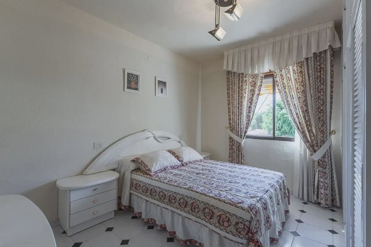 Flat for sale in Almunecar with garage - € 289,000 (Ref: 9837397)