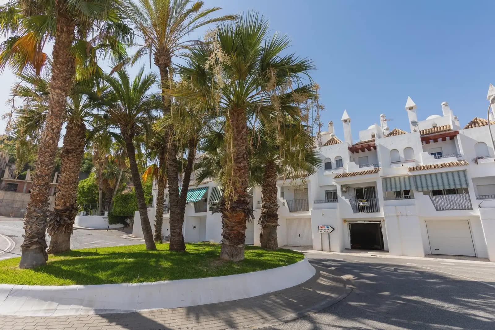Townhouse for sale in Almunecar with pool garage - € 269,000 (Ref: 9837406)