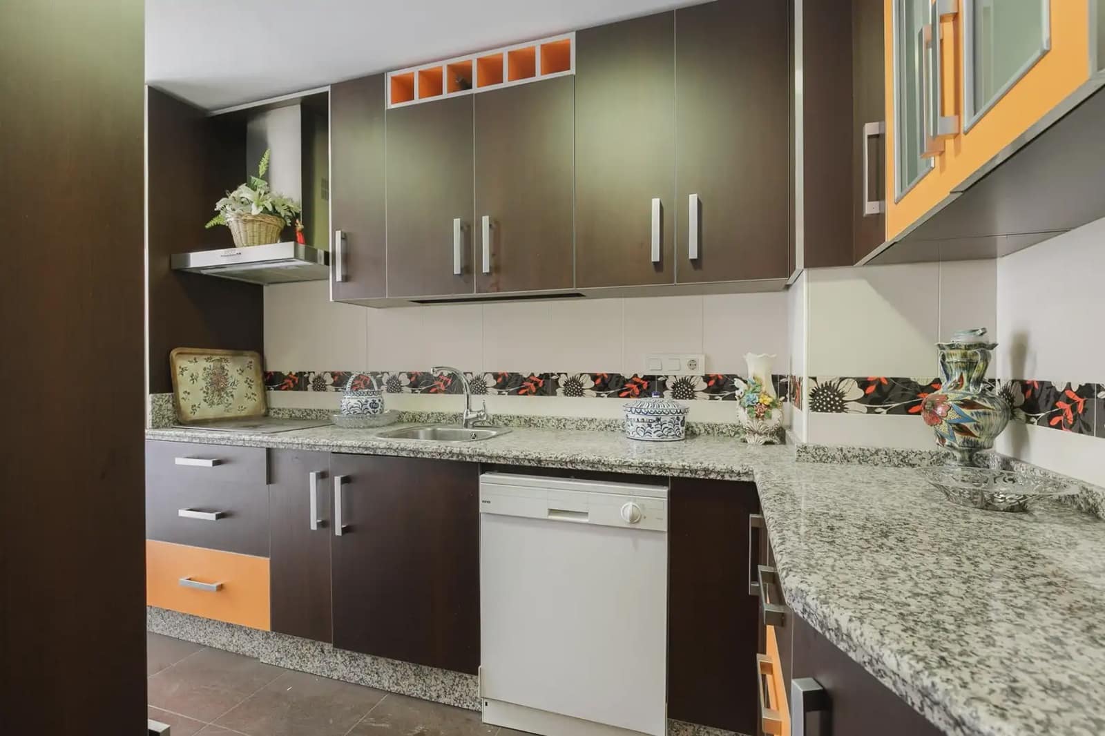 Flat te koop in Granada stad - € 230.000 (Ref: 9837407)