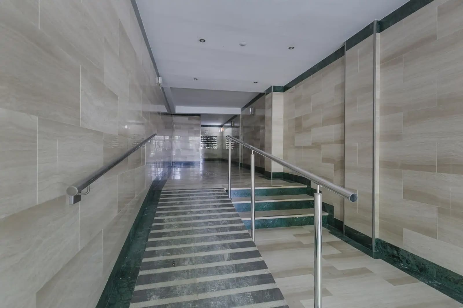 Flat te koop in Granada stad - € 230.000 (Ref: 9837407)