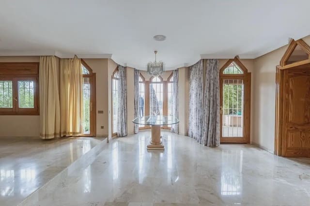 Villa til salgs i Peligros med svømmebasseng garasje - € 510 000 (Ref: 9837409)